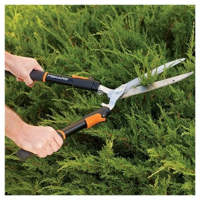 Fiskars Power-Lever 25-33" Extendable Hedge Shears 2 Fiskars Power-Lever 25-33" Extendable Hedge Shears - Image 2